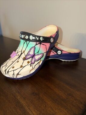 Crocs x DEMON SLAYER Classic Clog SHINOBU - Size US M8/W10